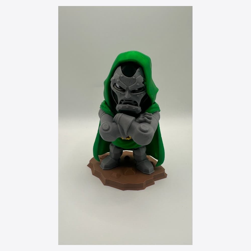 Doctor Doom Chibi — frente studio