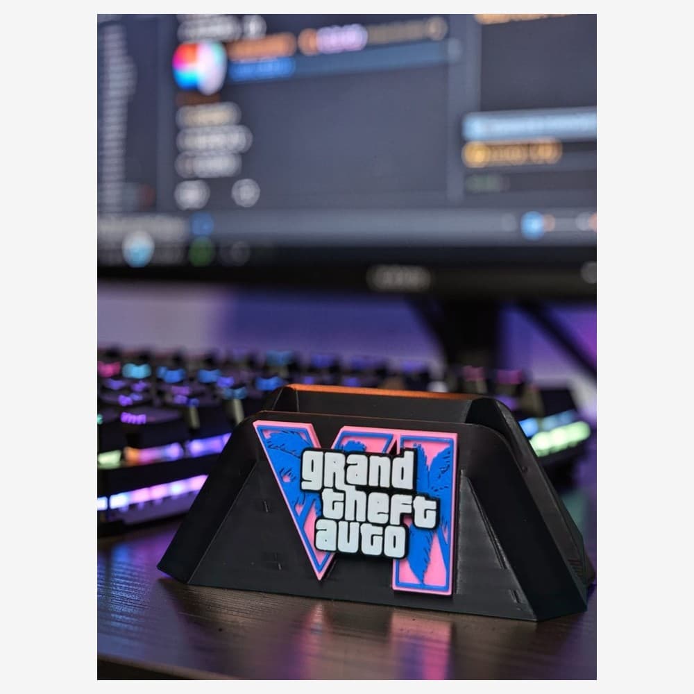 Porta-controle GTA VI — detalhe no desk